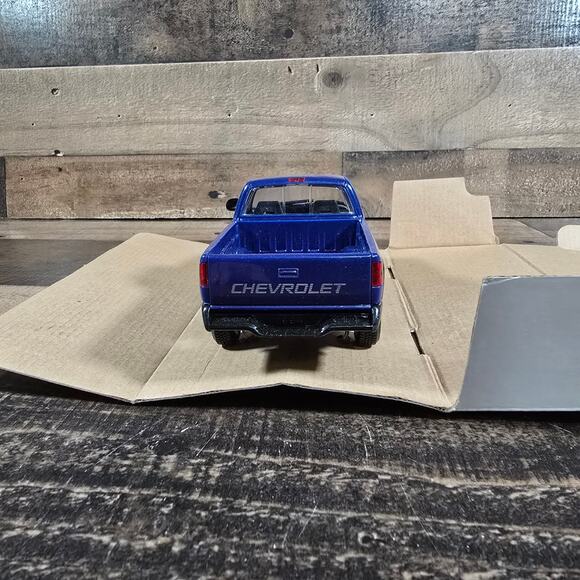 Ertl AMT 1994 Chevy S-10 4X4 Purple Metallic Dealer Promo - Picture 3 of 10